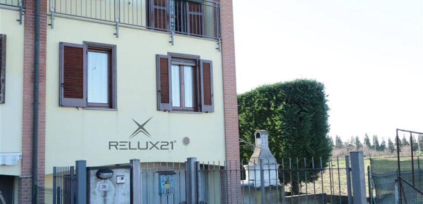 Villa a schiera di testa con giardino privato e box auto